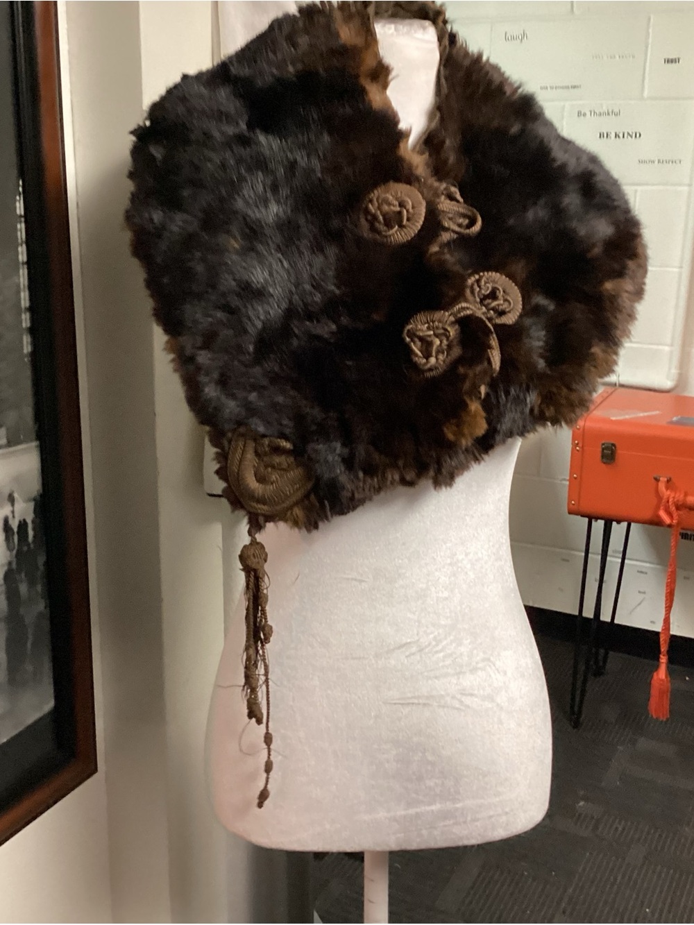 Vintage Dark Brown Fur Collar Shawl with Decorative Rosettes